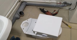 Установка напольного унитаза в Шадринске: монтаж под ключ от СантехДомШдр от 5270 рублей.