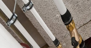 Замена труб водоснабжения в квартире: цена от 2108 руб. - СантехДомШдр